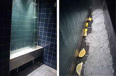 L'urinoir du Novotel Montréal Centre est rempli de cubes de glace et de quartiers de citron frais