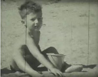 Petit Chris faisant des pâtés sur la plage