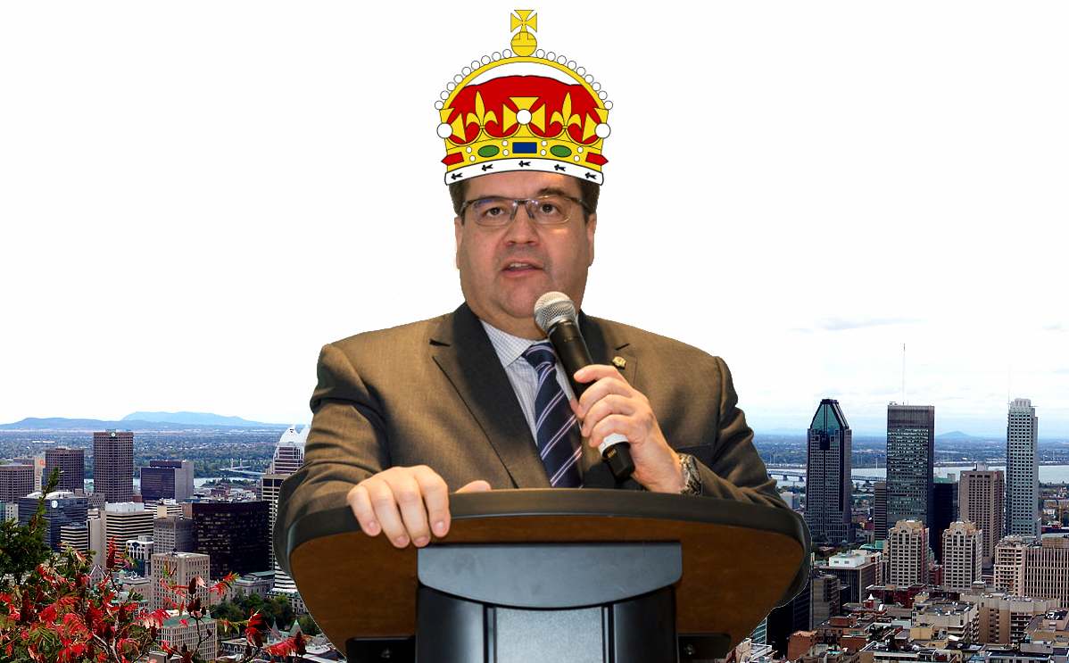 Denis Coderre au lutrin, portant la couronne du Prince de Galles, sur fond de paysage panoramique du centre-ville de Montréal
