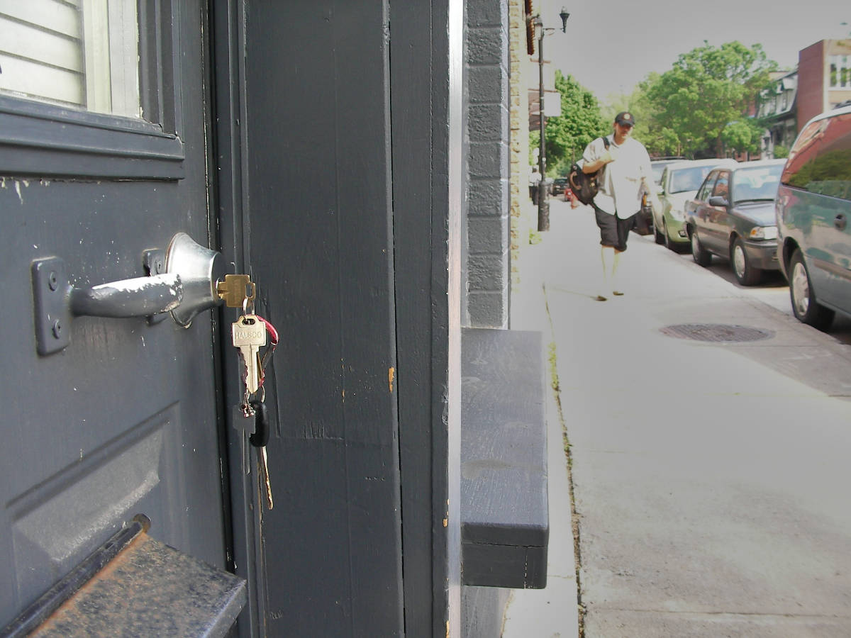 Photo de mon trousseau de clés dans ma serrure de porte donnant sur la rue