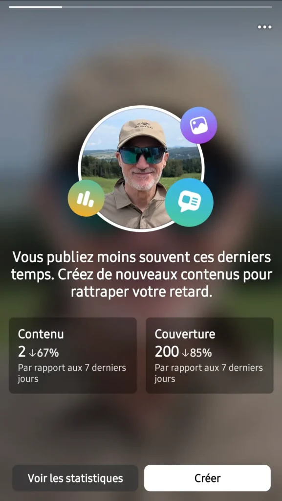 Capture d'écran d'une "story" générée par Facebook dans mon fil avec l'accroche "Vous publiez moins souvent ces derniers temps. Créez de nouveaux contenus pour rattraper votre retard." et deux panneaux de données statistiques (Contenu et couverture en baisse par rapport aux 7 derniers jours).